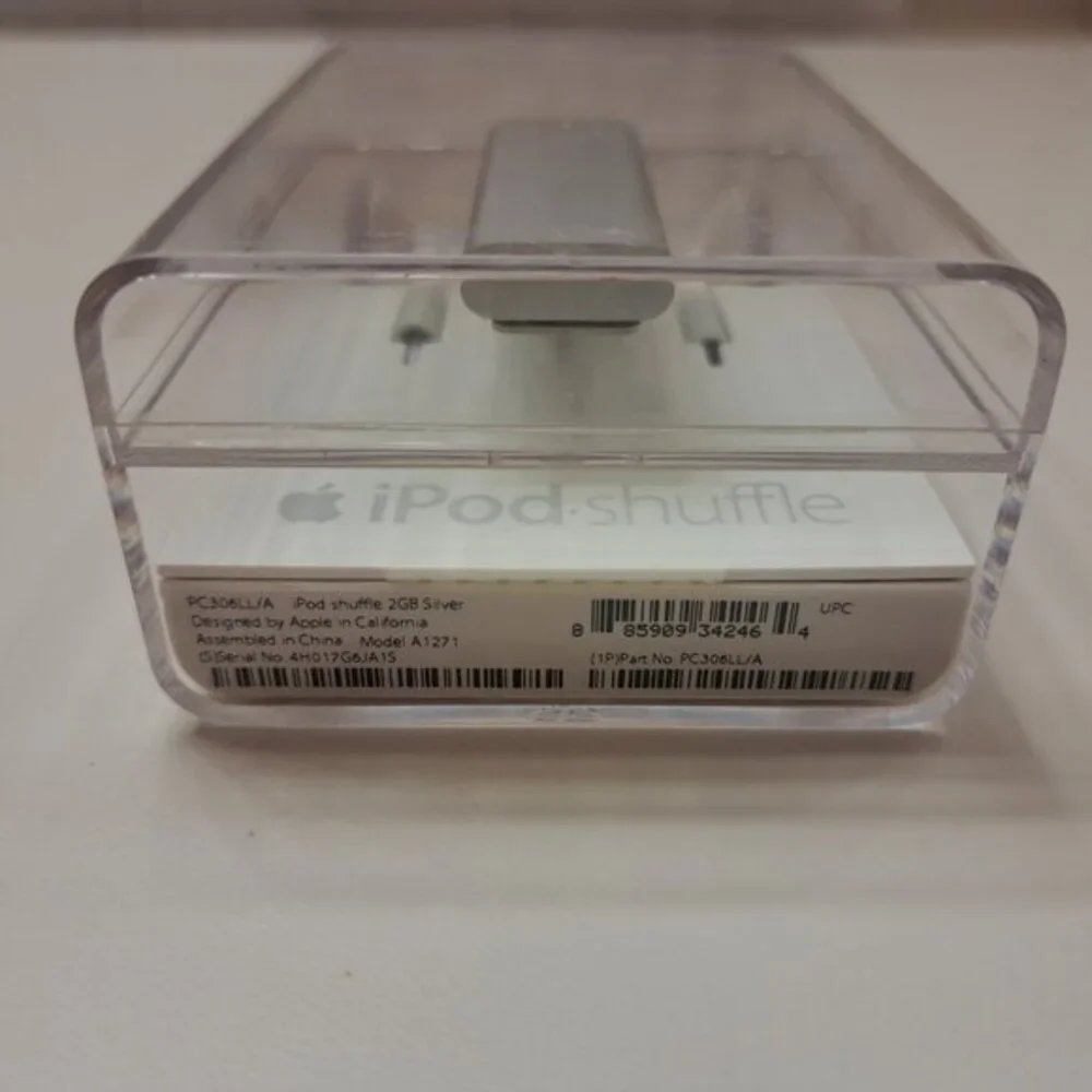 1X Apple IPod Shuffle 3rd Generation Silver 2gb New Opened Box